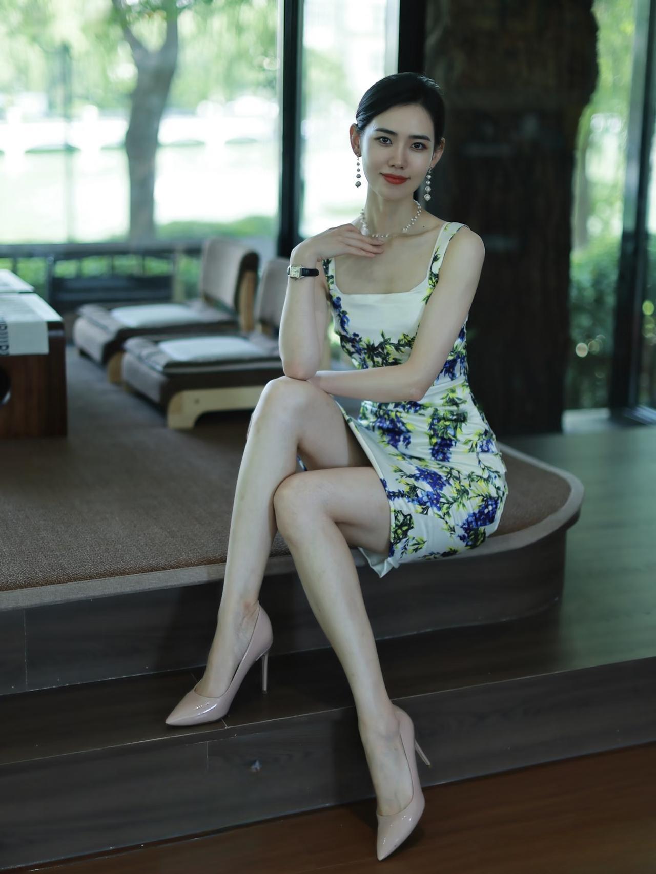 一条碎花连衣裙，一双裸色高跟鞋，展现出了美女温婉优雅的气质，高挑的身姿，漂亮修长