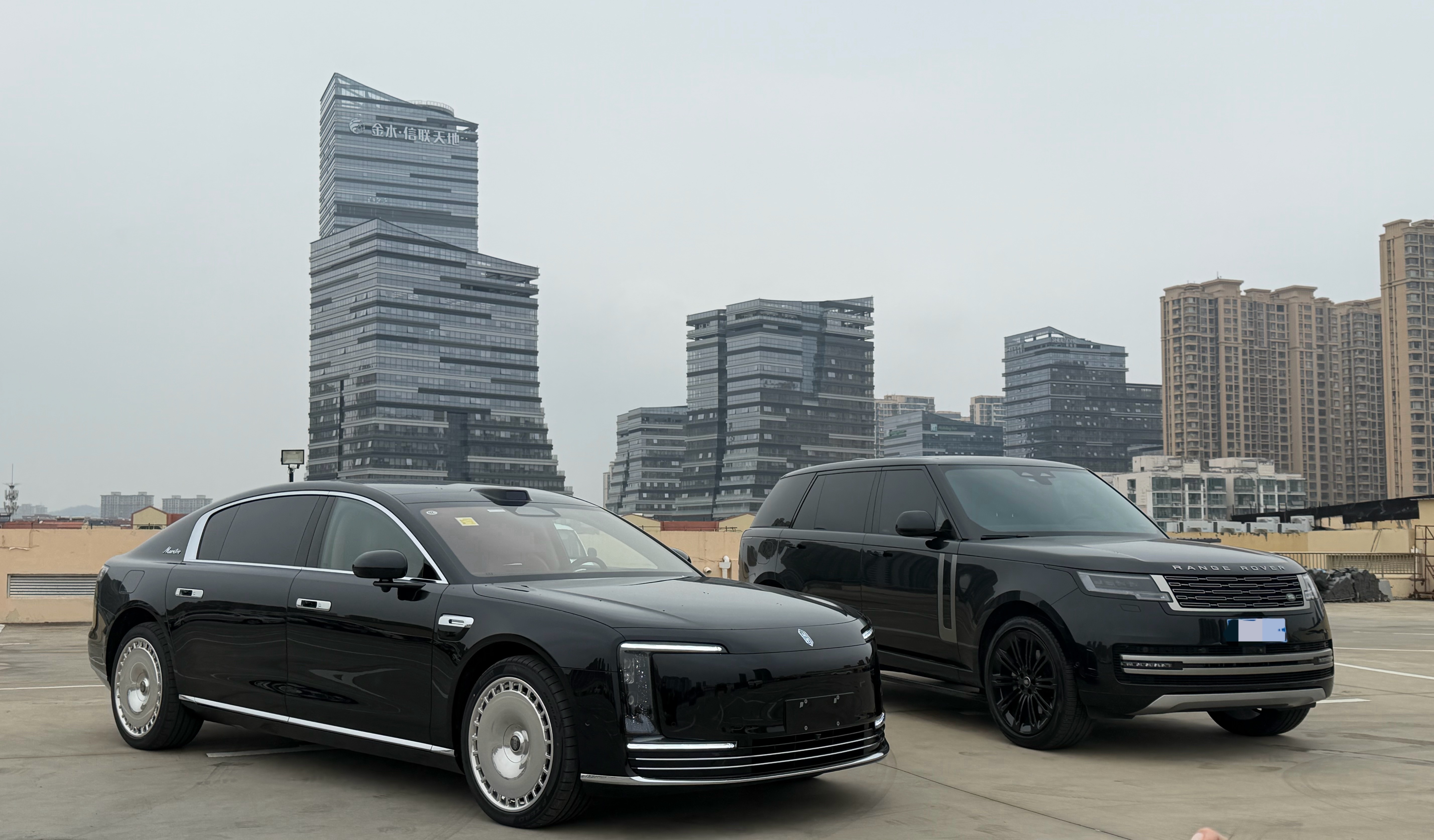 以后出差就不让司令开路虎送我了，还是尊界吧主要是空间大了不止一点，零重力还舒服。