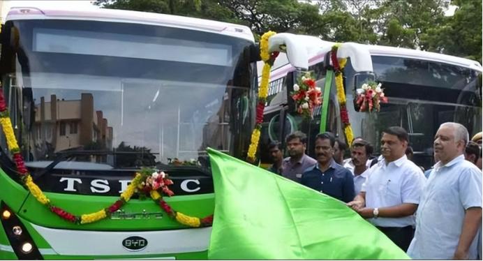 真是让人看傻眼！印度商务部在新德里公开谴责中国企业比亚迪，说人家让印度客户先付款