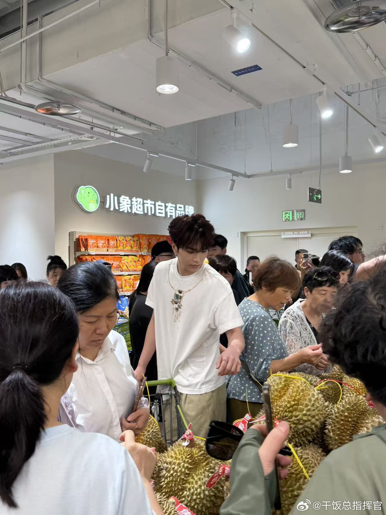 男明星在小象超市抢购榴莲小象超市杭州 笑不活了，小象超市杭州新店开业第一天，男星