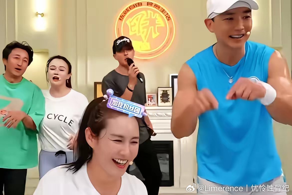 邹市明在直播间全程往后躲，冉莹颖拼命往前拉：拳王怎么变成这样了？ 