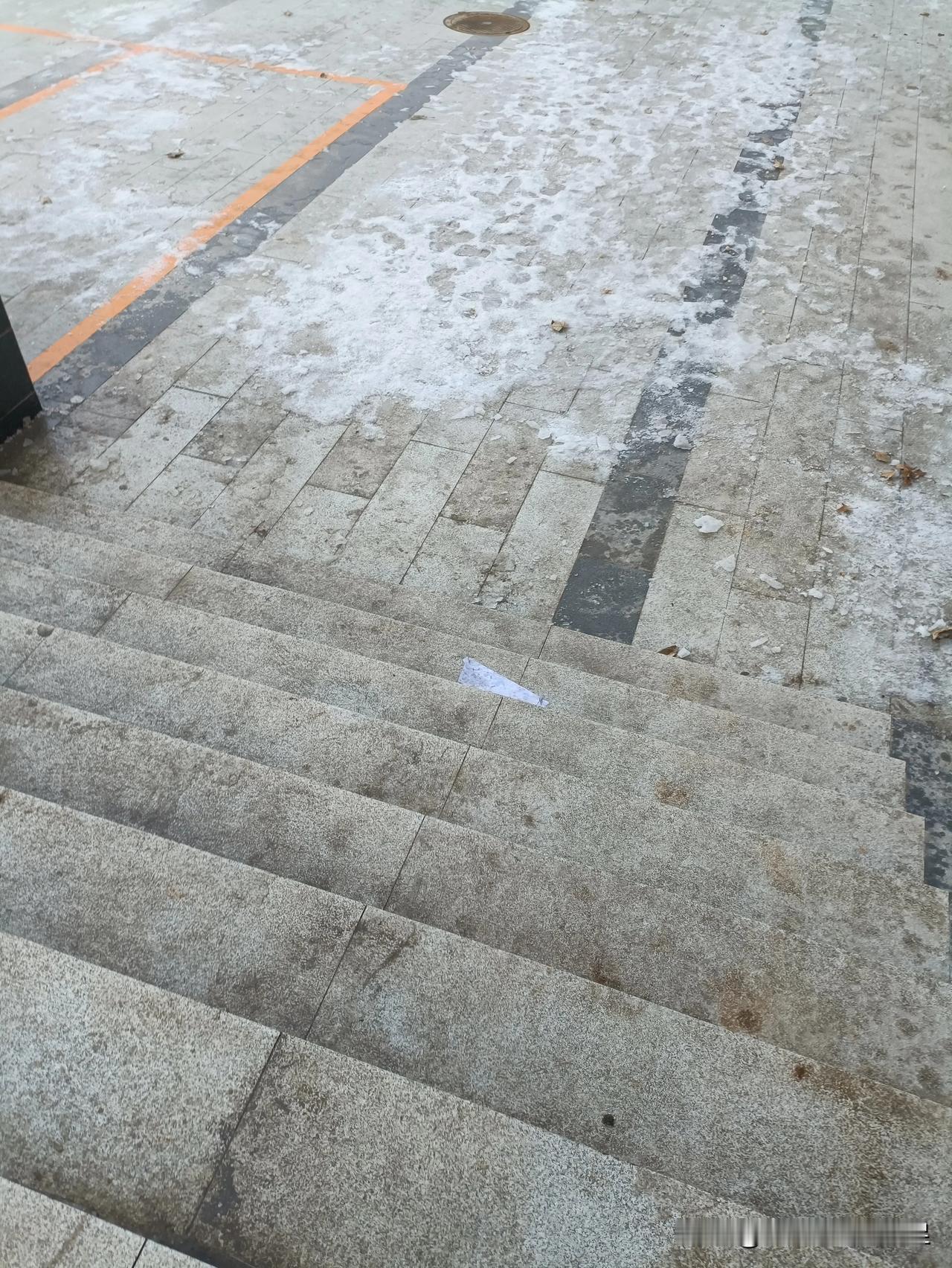 是什么时候，我想离开这家新入职公司？是今年冬天，下雪时，外面正下雪路滑，大家不愿