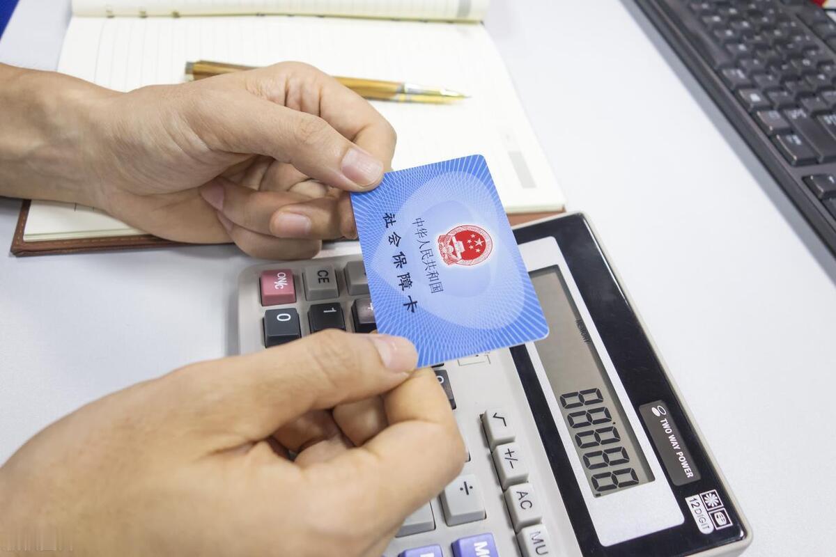 我婆婆是农村户口，今年刚满50岁，她42岁的时候开始在广州买社保，今年她就买不到