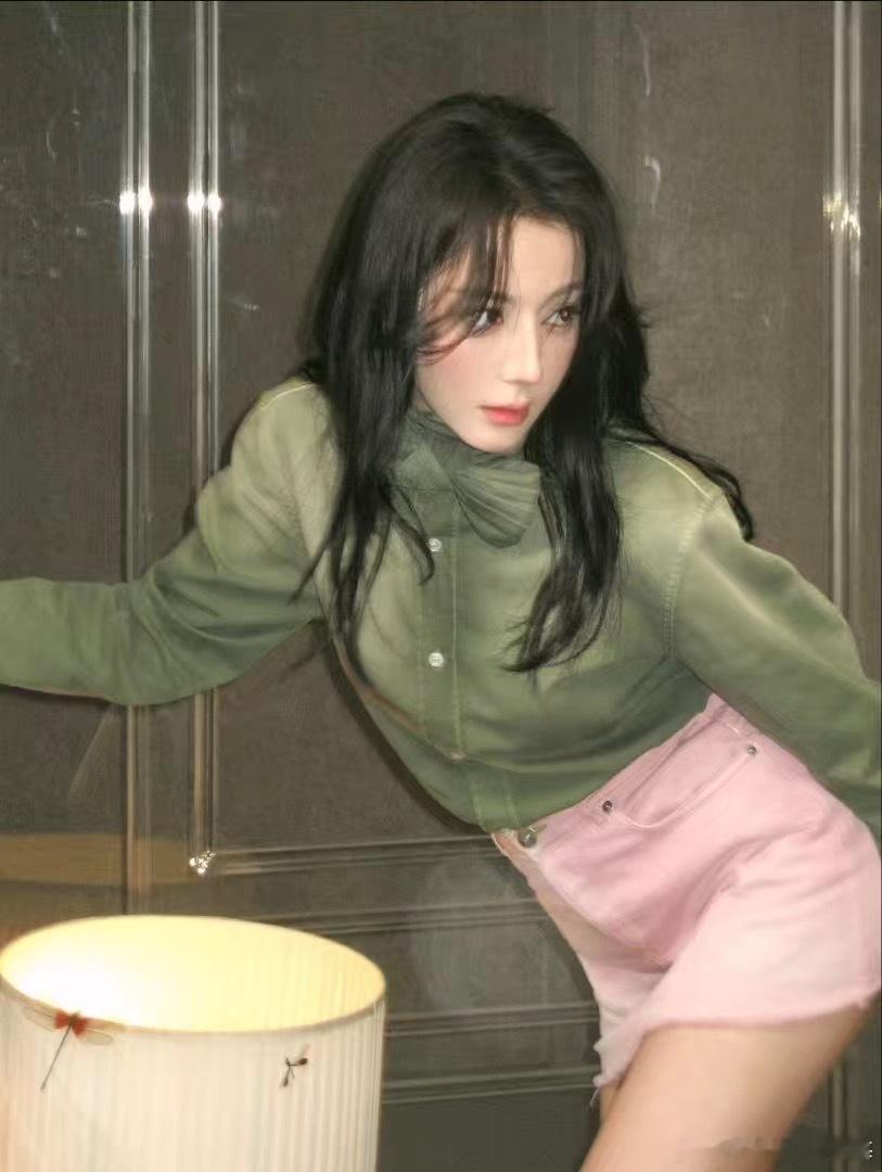 热巴只有一个以前甜甜的 ，现在气场全开大女主 。从青涩到成熟 从懵懂到坚定是人经