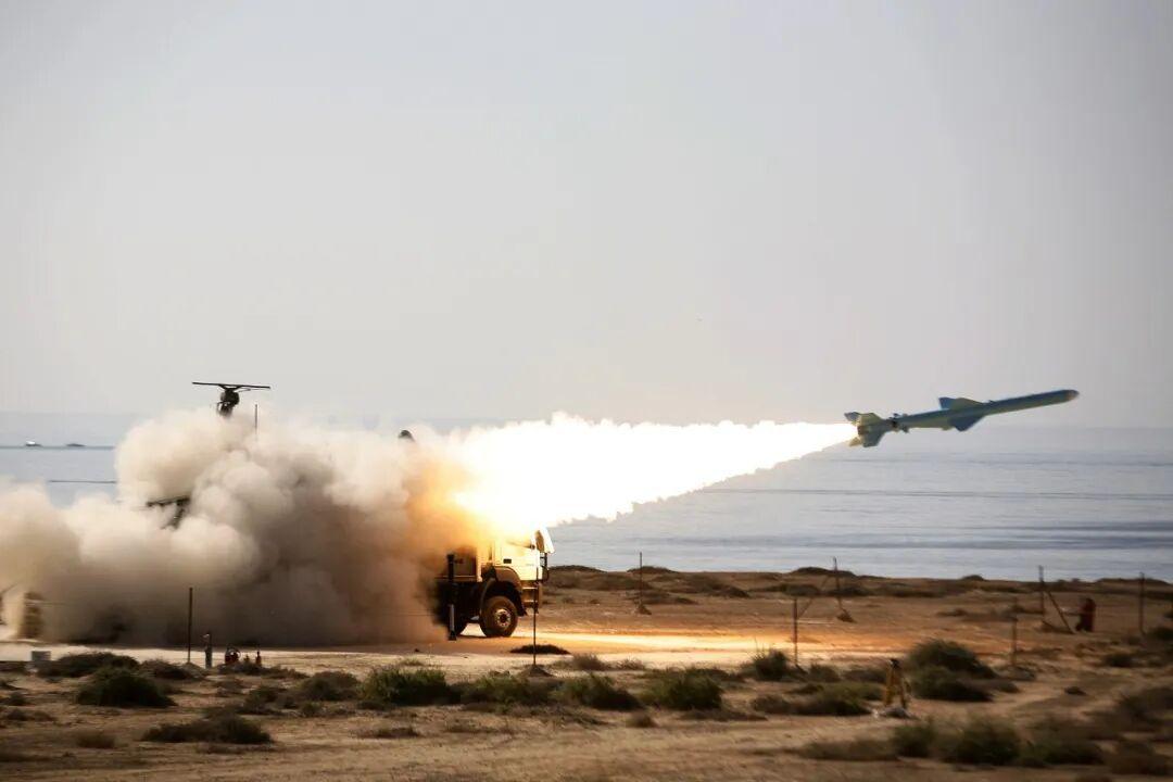 伊朗若是真的承诺彻底放弃核武器，那么对伊朗来说，并非是什么好事。当年，美国打伊拉