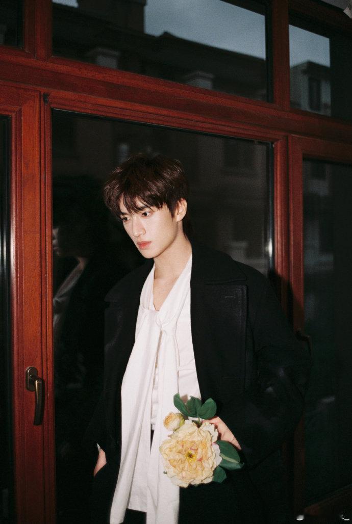 张康乐天气不错种个花 ​​​​张康乐天气不错种个花，手拿鲜花帅气又带萌感啊[爱慕