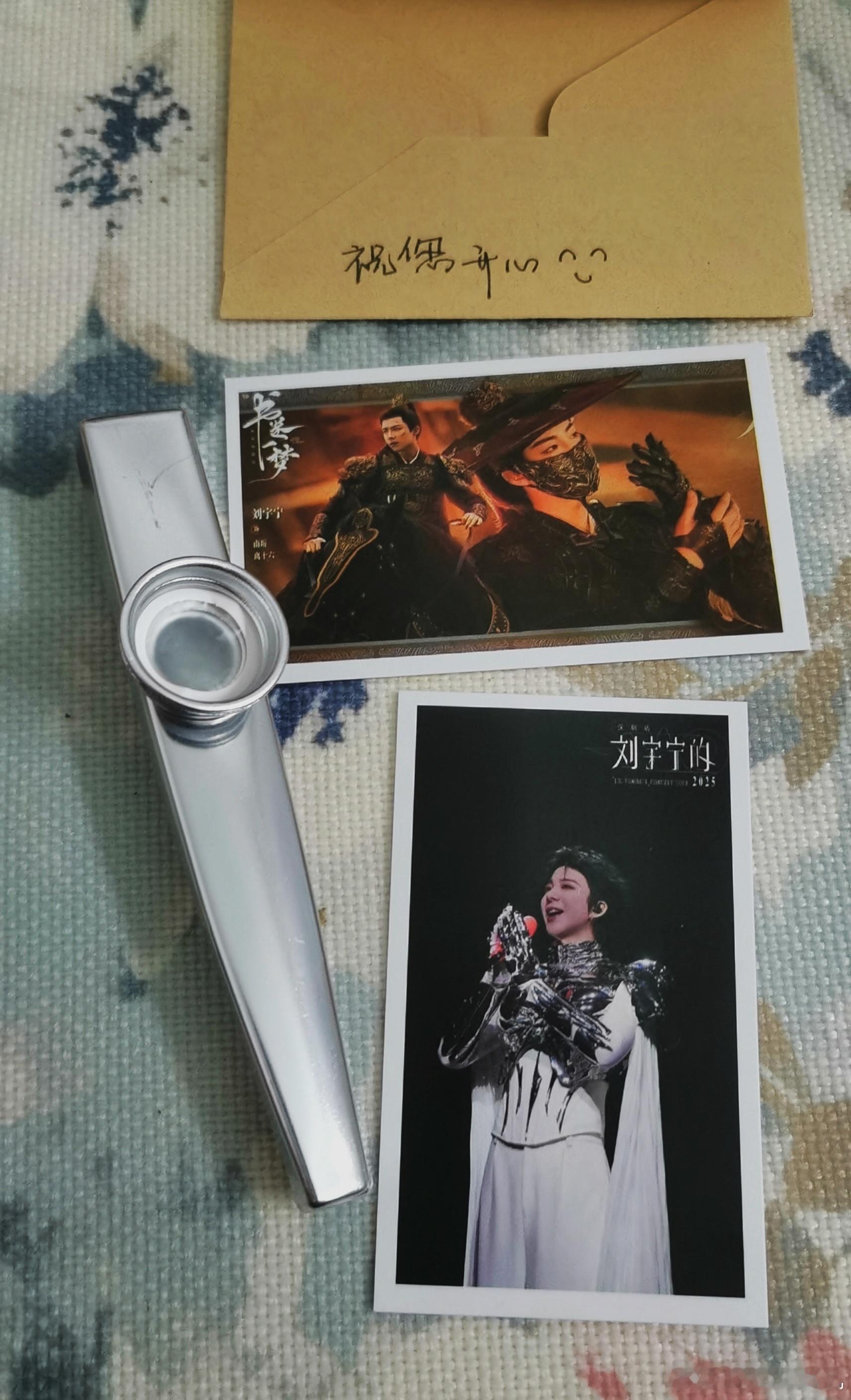 天呢！太惊喜了买了个卡祖笛，竟然出现了老大的小卡片！瞬间觉得意义不同，这哪是卡祖