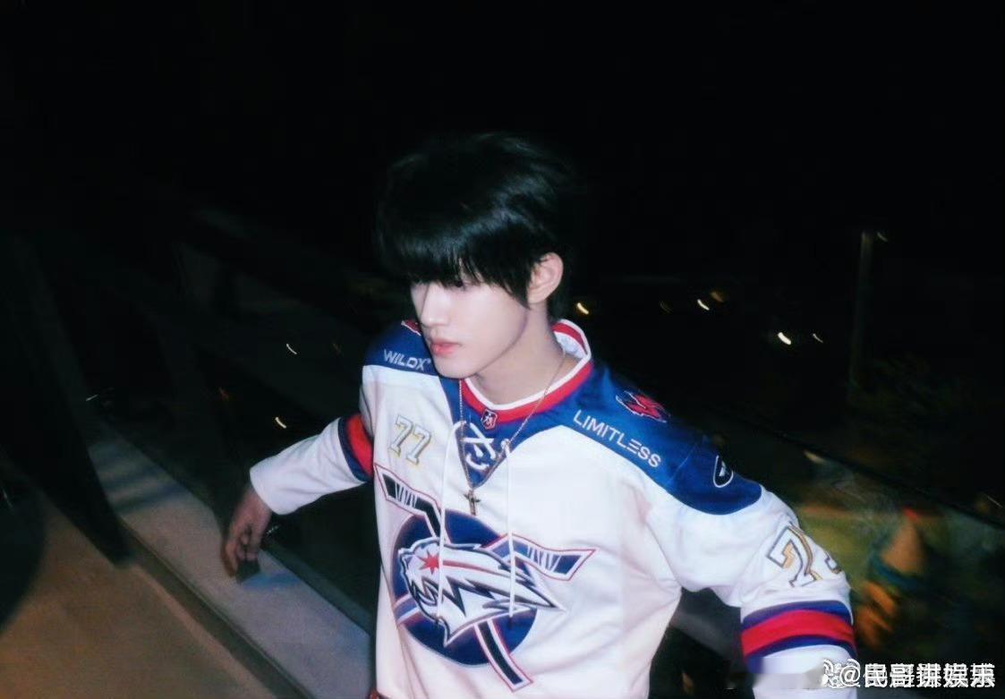 张极c位烧舞dangerous 《Dangerous》舞台上，张极的动作又帅又狠