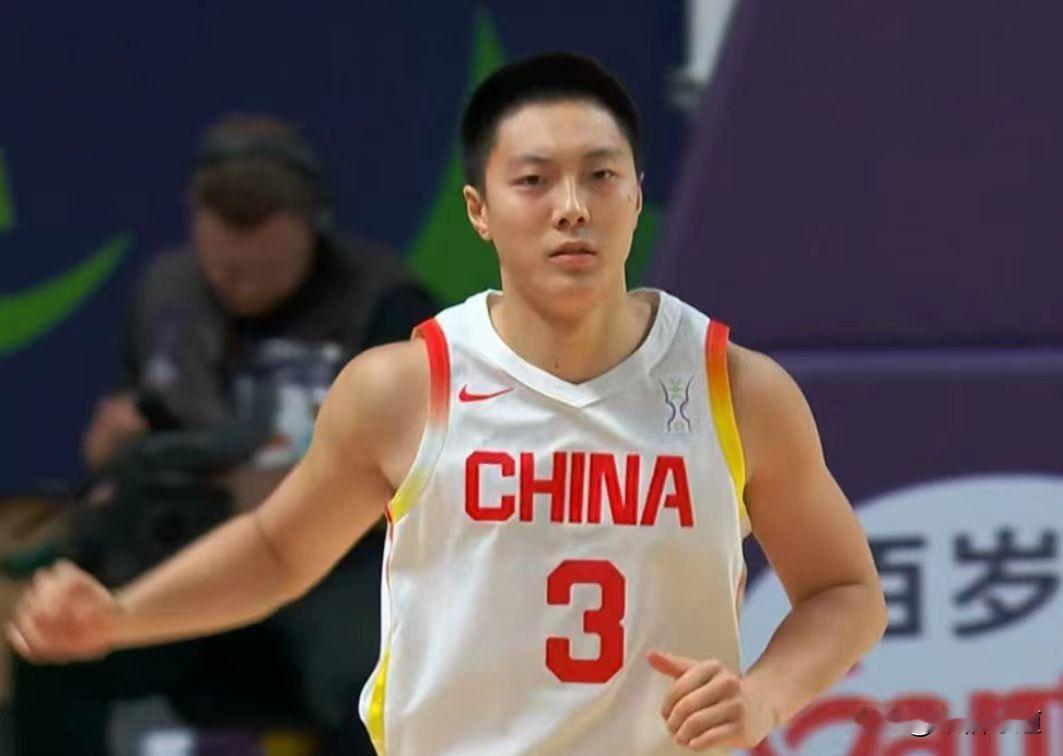 老叔终于还是放弃了高诗岩，重新征招胡明轩，恕我直言，广东宏远绝大部分球迷并不认为