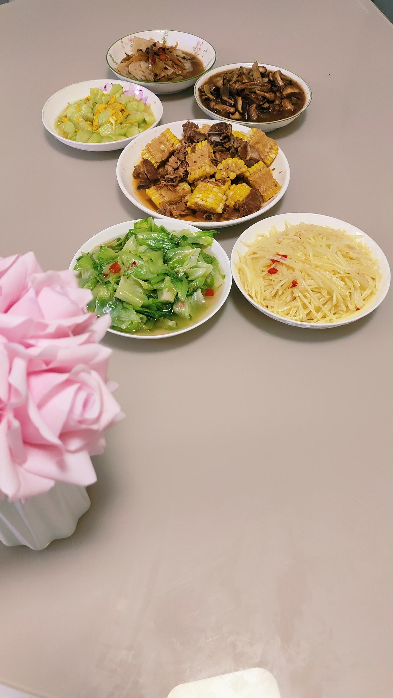 天天做三顿饭，

我真是够够的了！

一天三顿饭

一顿都不落下，每天不知道做什