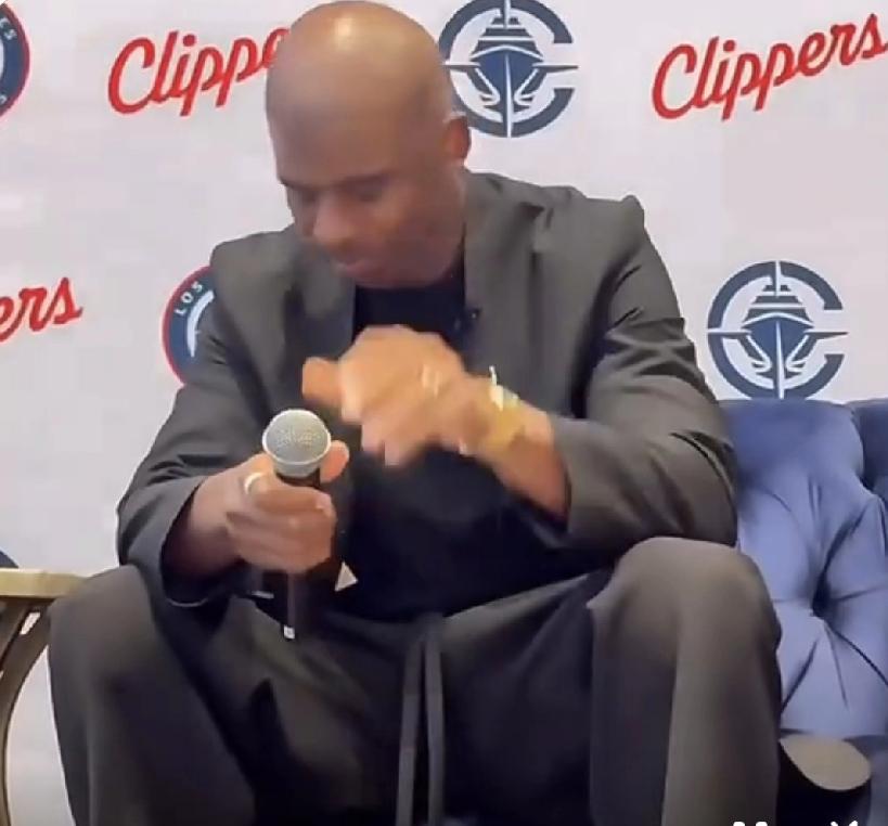 克里斯·保罗退役了。
保罗职业生涯非常辉煌，他有助攻王5次，抢断王6次；入选全明