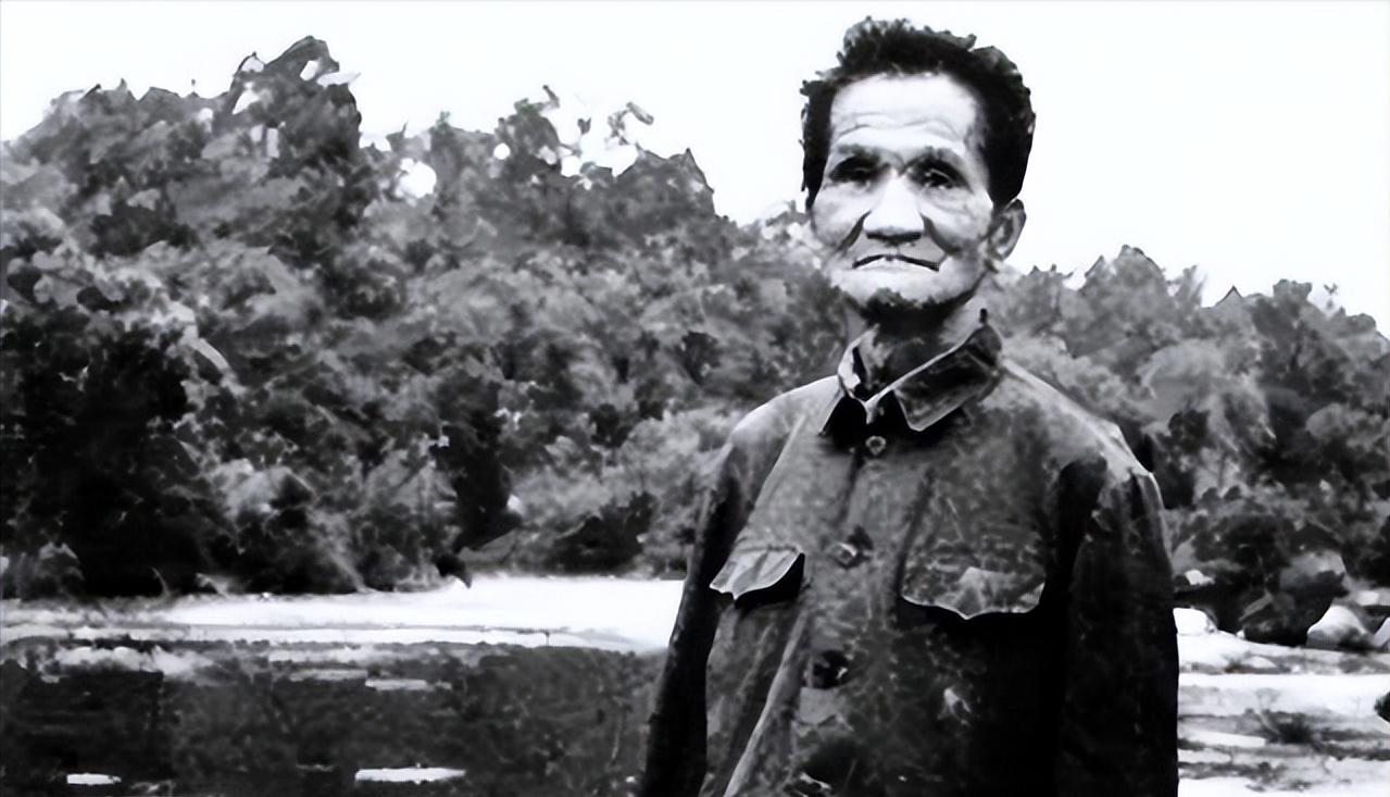 1947年冬，山东一户农家的女主人，将一些吃的递给门前的乞丐，乞丐没有接，开口的