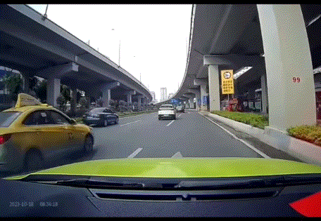 又是开斗气车，10月18日，广州市广园路政通路路段，发生一起宝马车和出租车碰撞的
