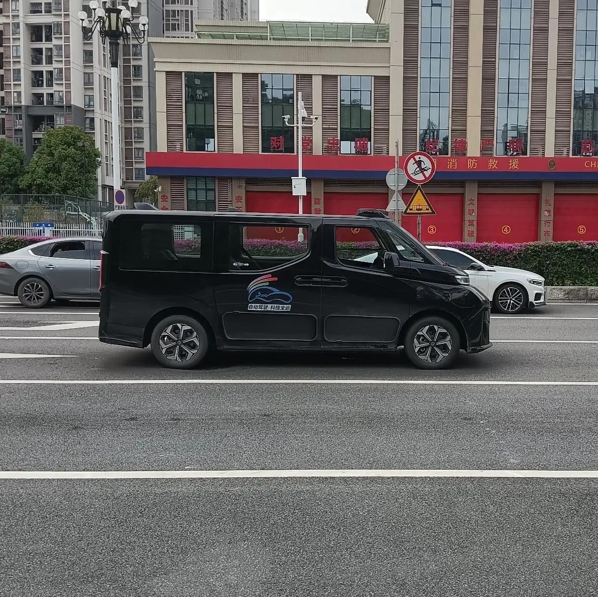 你敢信吗？广州街头现在到处都能看到无人驾驶出租车在穿梭！这场景，就像科幻电影走进