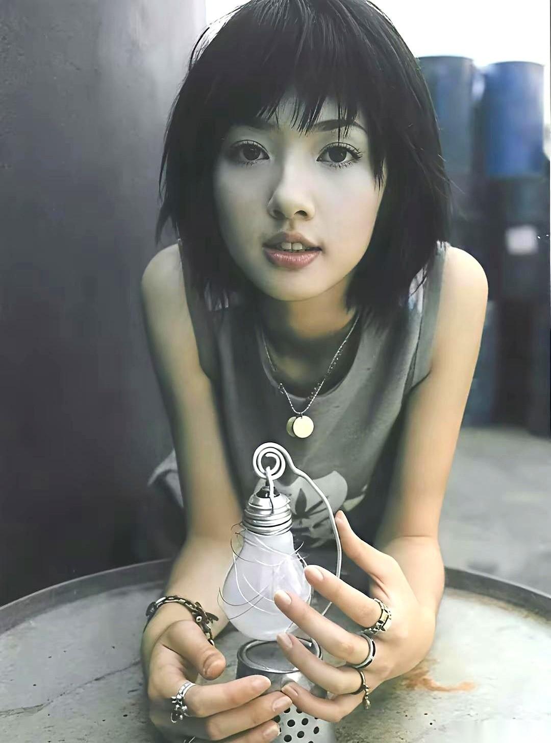 提起郭碧婷，大众潜意识里的铁板标签绝对是“黑长直”和“文艺长裙”。但看到她那组短