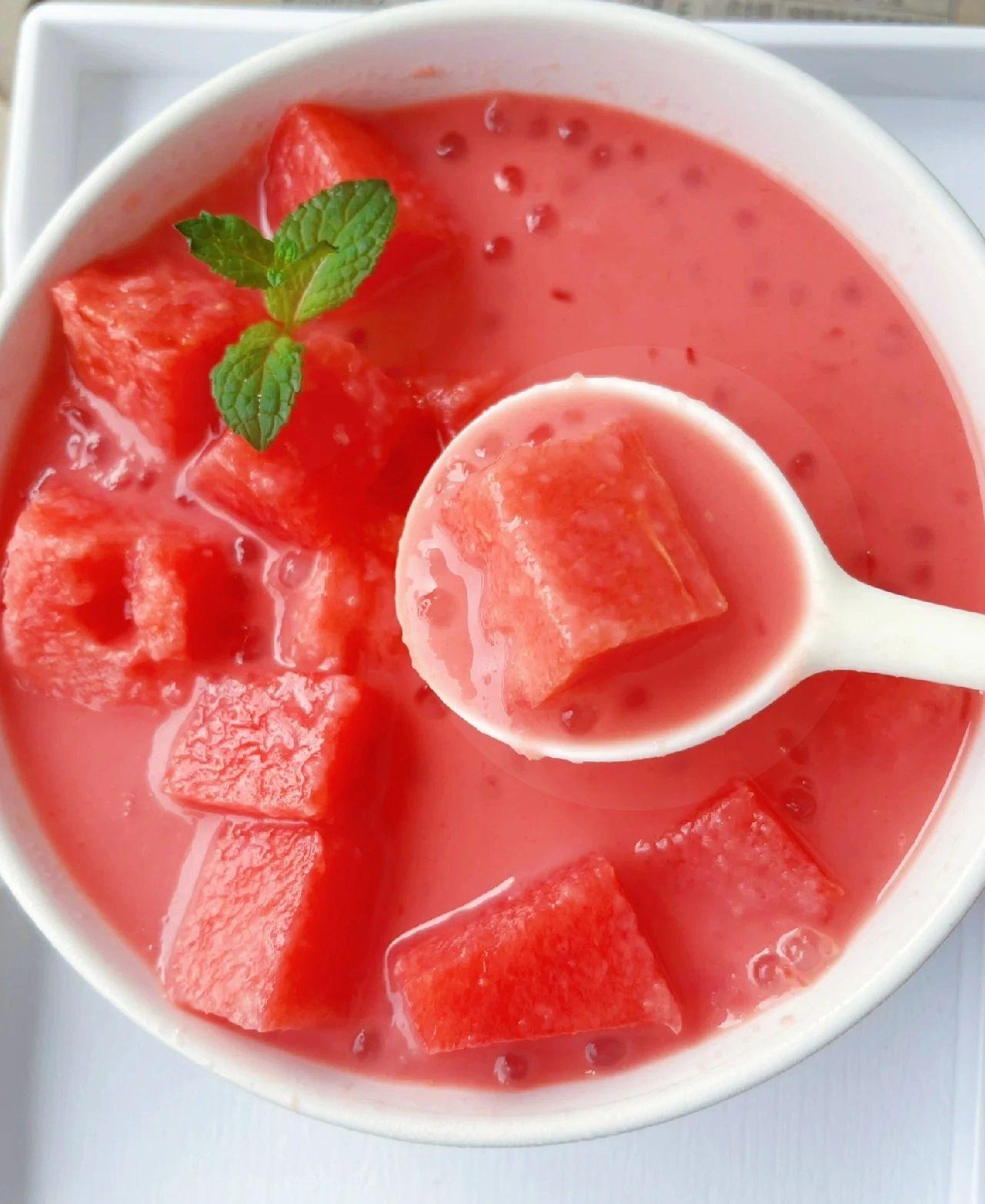 这个夏天一定要喝西瓜西米露!清凉解暑
这样做的西瓜冰冰凉凉也太好吃了，清甜的西瓜