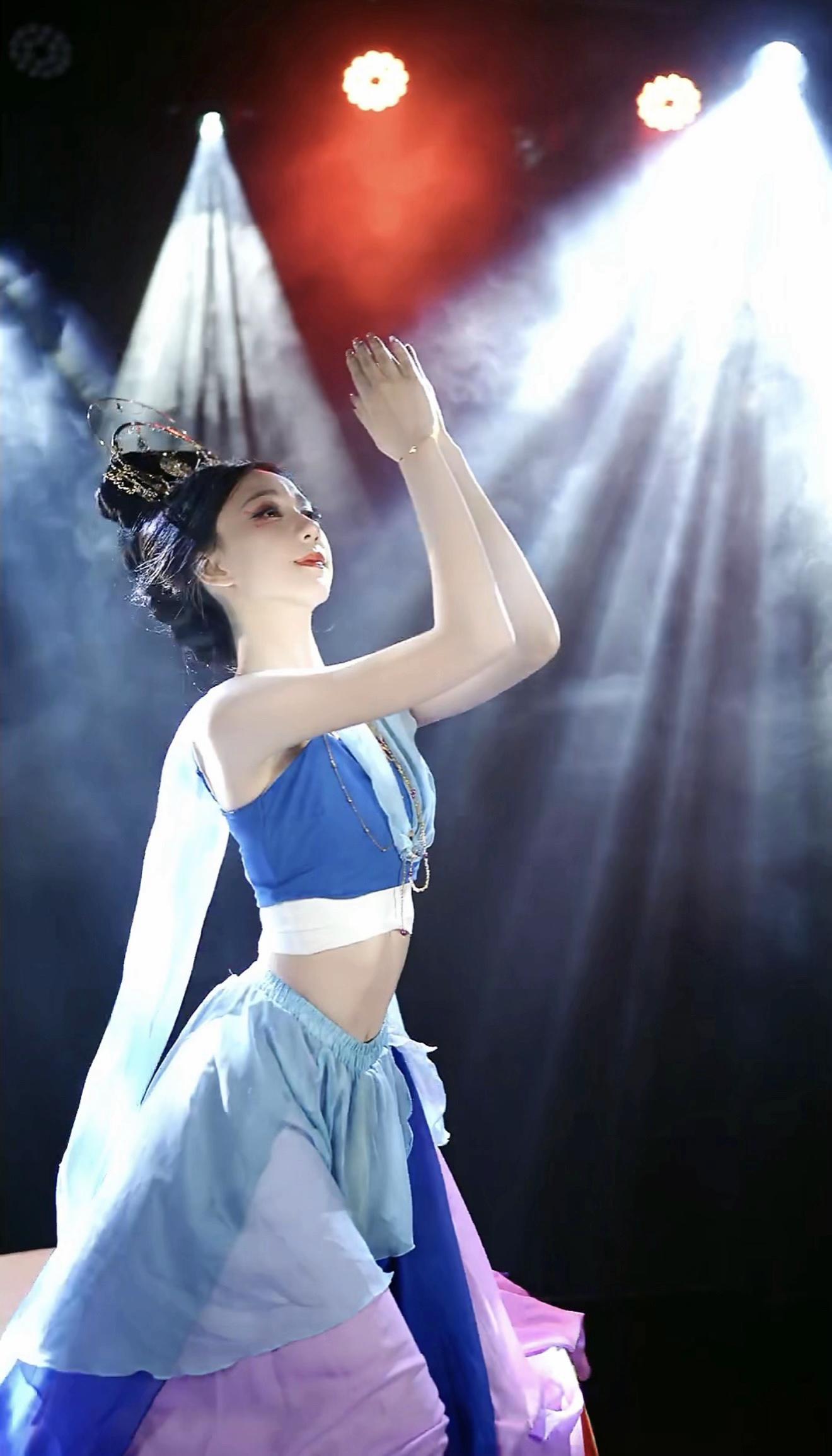 今晚六点直播哦。有空的宝宝们8:40进来帮煮播投投票啦🎫