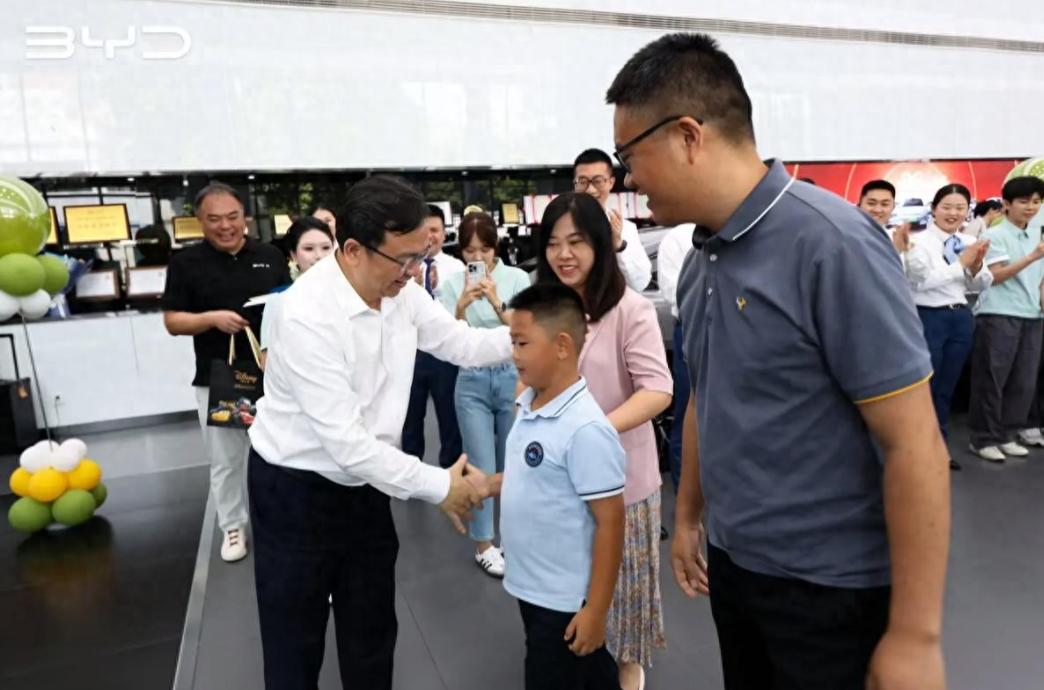 新西兰负责人飞到深圳总部，坐在办公室里不走，只为“抢车”。
这是2026年3月真