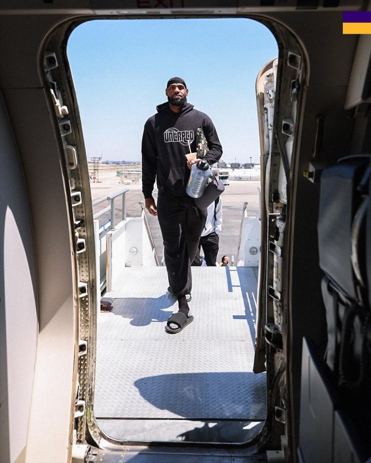 湖人晒型男登机照，秣兵历马杀气腾腾兵发休斯敦！老詹领衔里夫斯复出，大比分3:0来