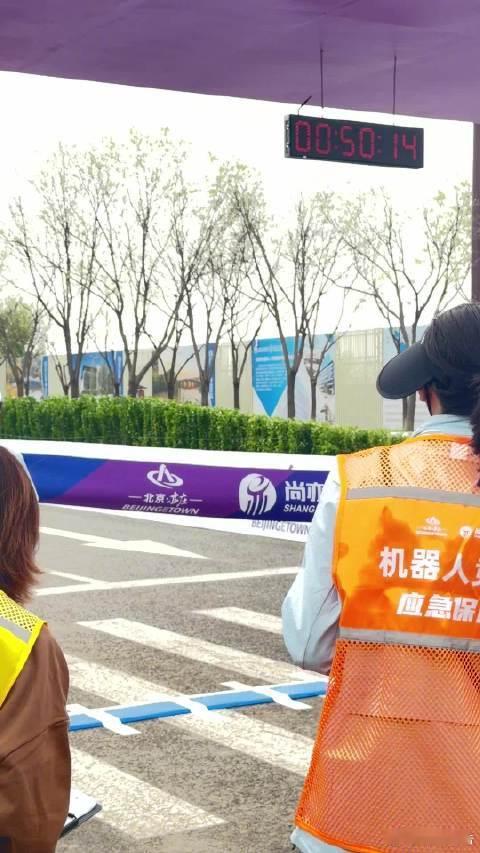 荣耀机器人首次参赛就夺冠4月19日，北京亦庄机器人半马，荣耀绝影赤兔队机器人“闪