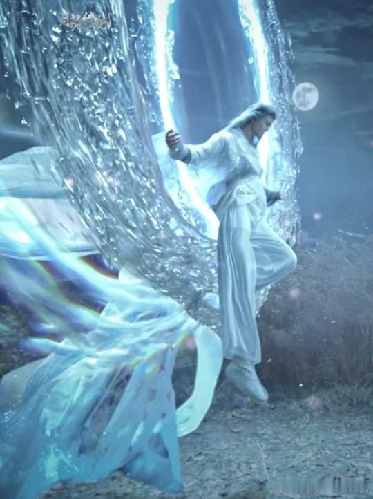 月鳞绮纪神镜头田嘉瑞白衣白发神性一幕  月鳞绮纪神镜头，田嘉瑞白衣白发神性一幕，