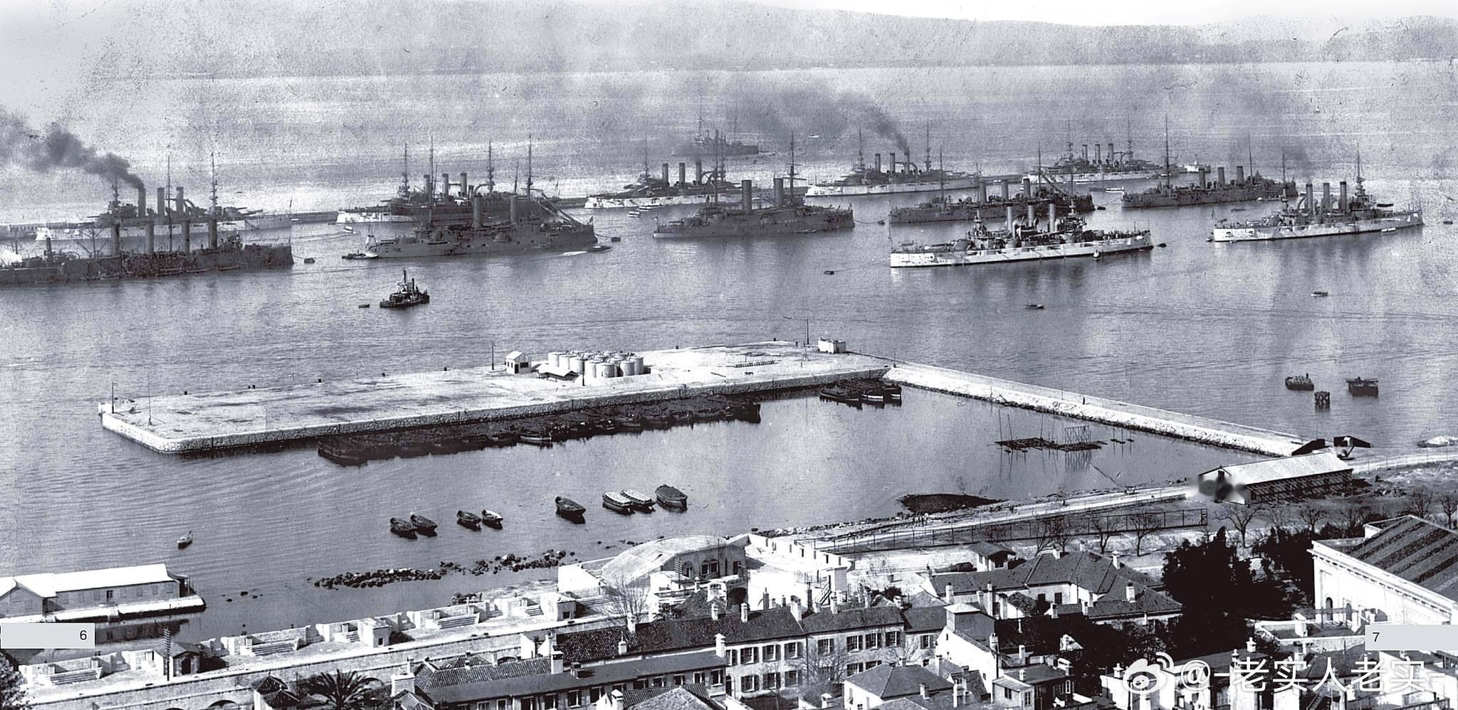 与大白舰队停泊在一起的沙俄海军出访舰队（黑色）摄于1909年。从左至右分别为马卡