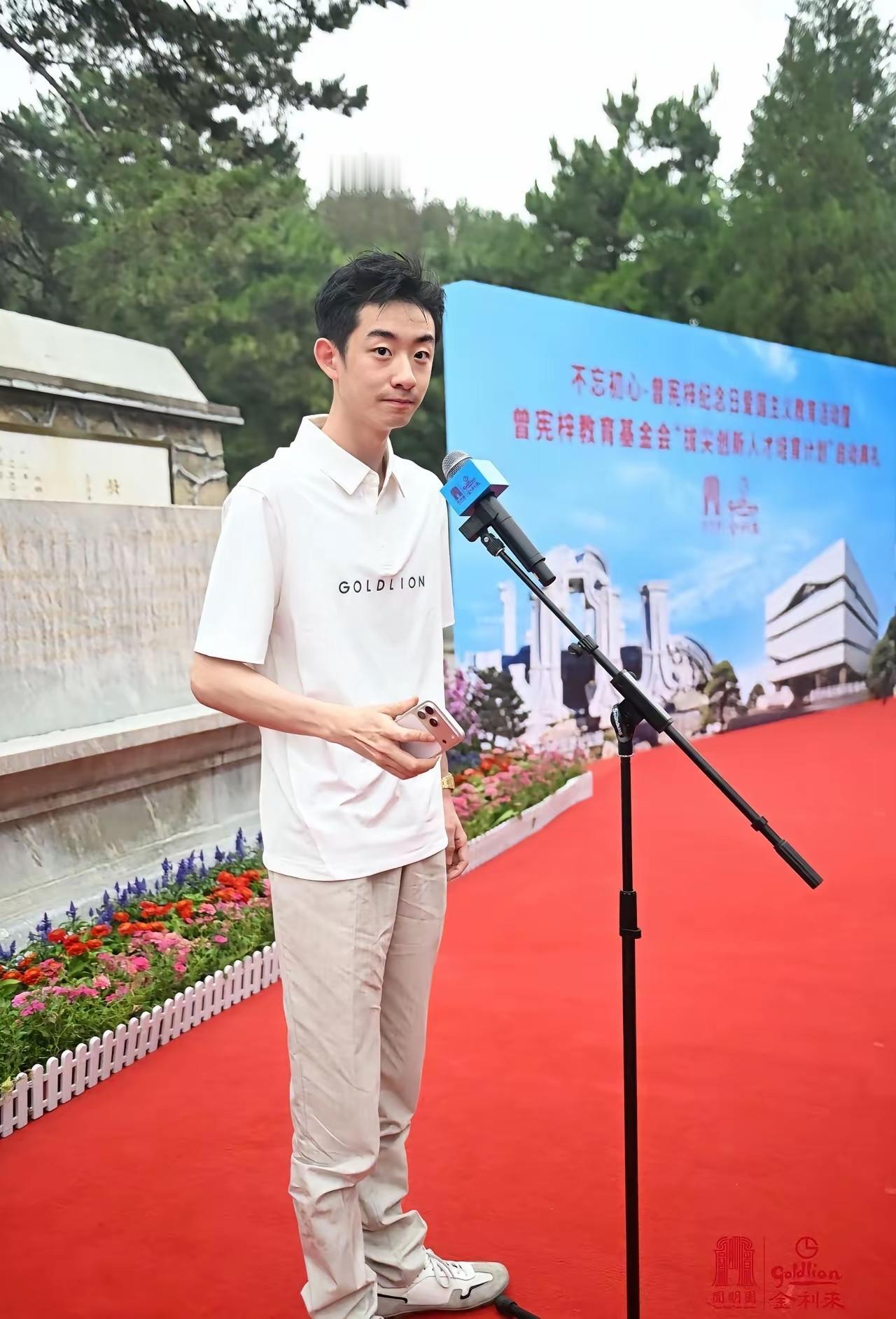 看到吴宜泽在北京参加商演活动的一张照片
看他的状态还是很拘谨和放不开啊
这是他夺