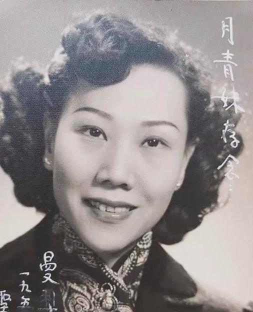 黄曼梨（1913年一1998年4月8日），原名黄文素，曾名黄曼丽，出生于中国香港