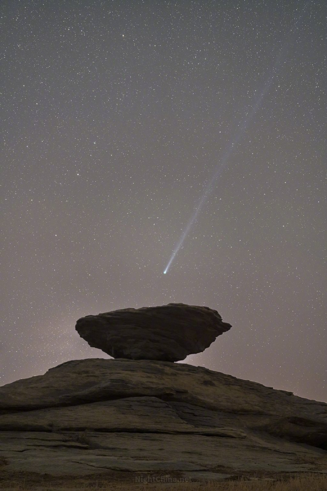 不知多少年前，沧海化石，那枚平衡石便以这般姿态，静候苍穹之上的一切过客。今夜，一