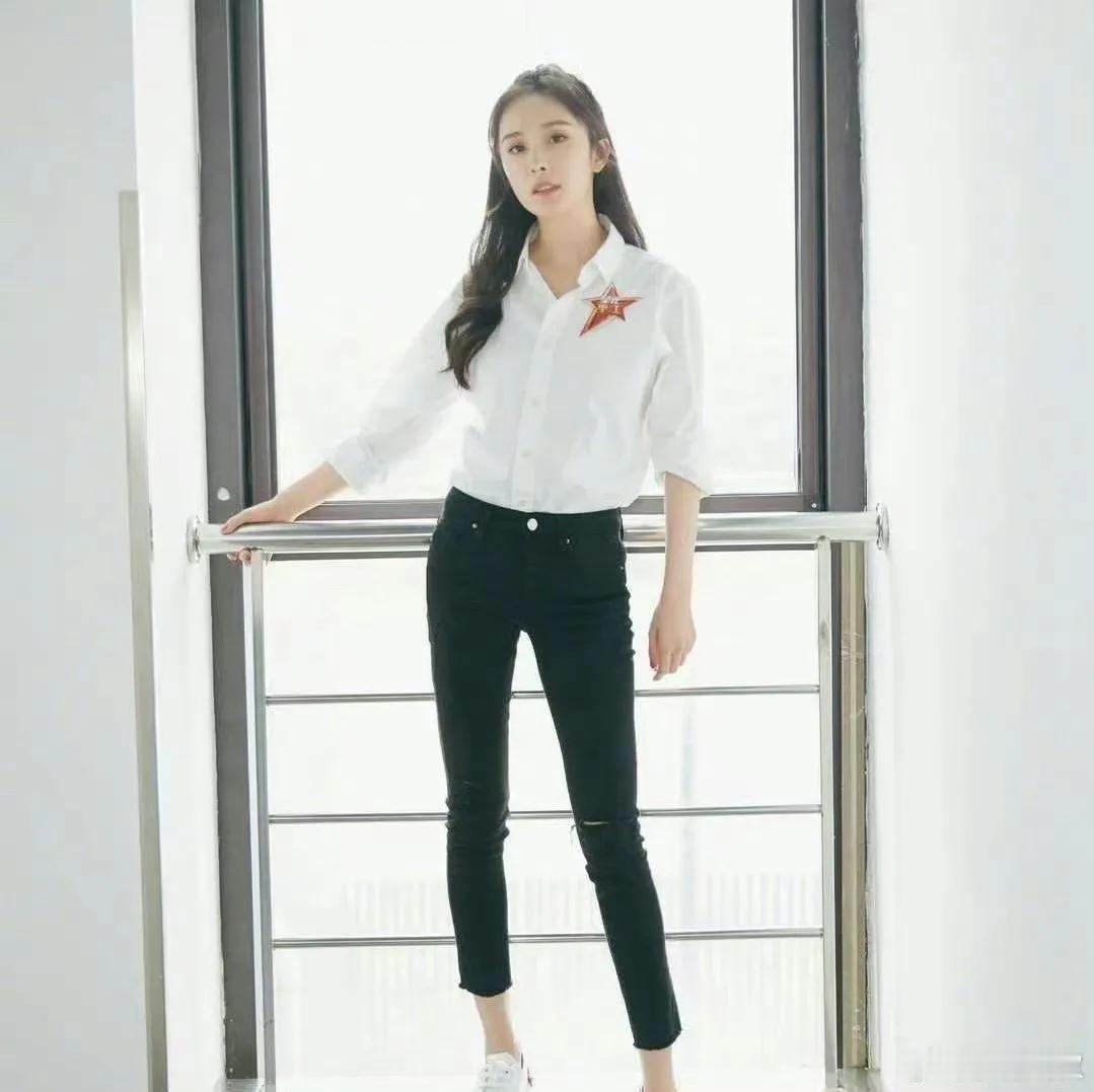 杨幂穿的简单，身材却不简单 ​​​杨幂时尚腰线 杨幂狠腰造型 杨幂太妙了 杨幂穿