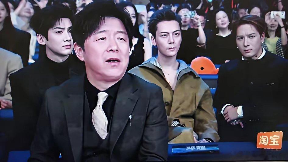 微博之夜看到机器人表演，会跳舞和不会跳舞的都沉默了，特别是台下的黄渤、王嘉尔、陈