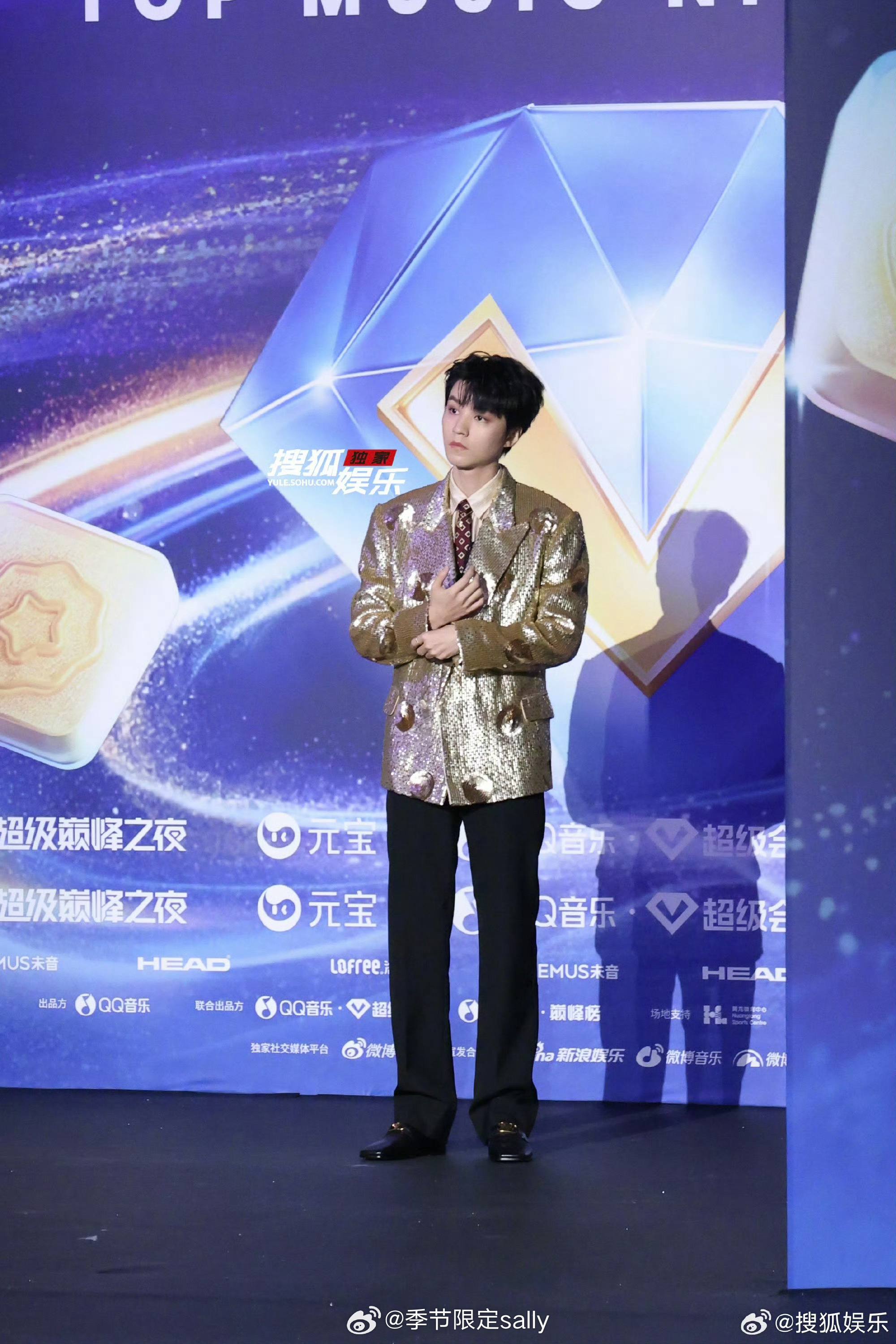 王俊凯金色复古西装亮相红毯王俊凯工作室出图