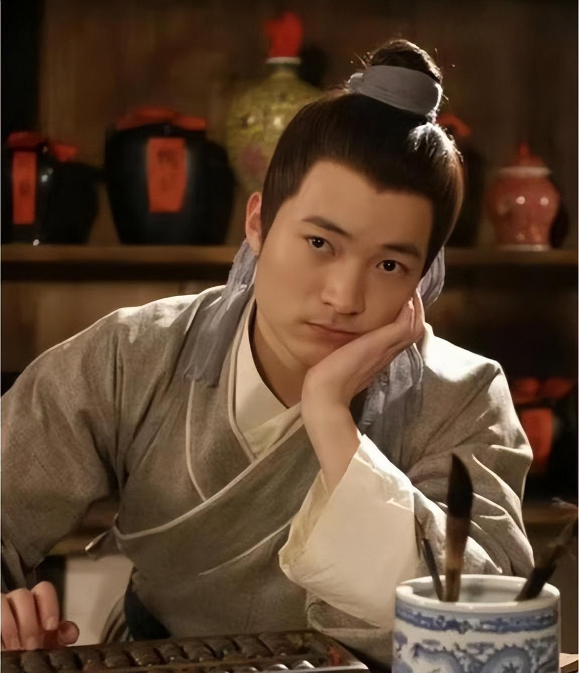 卓伟一爆料，全网都炸了！
演员喻恩泰在近期热播的谍战剧《沉默的荣耀》里出演中共叛