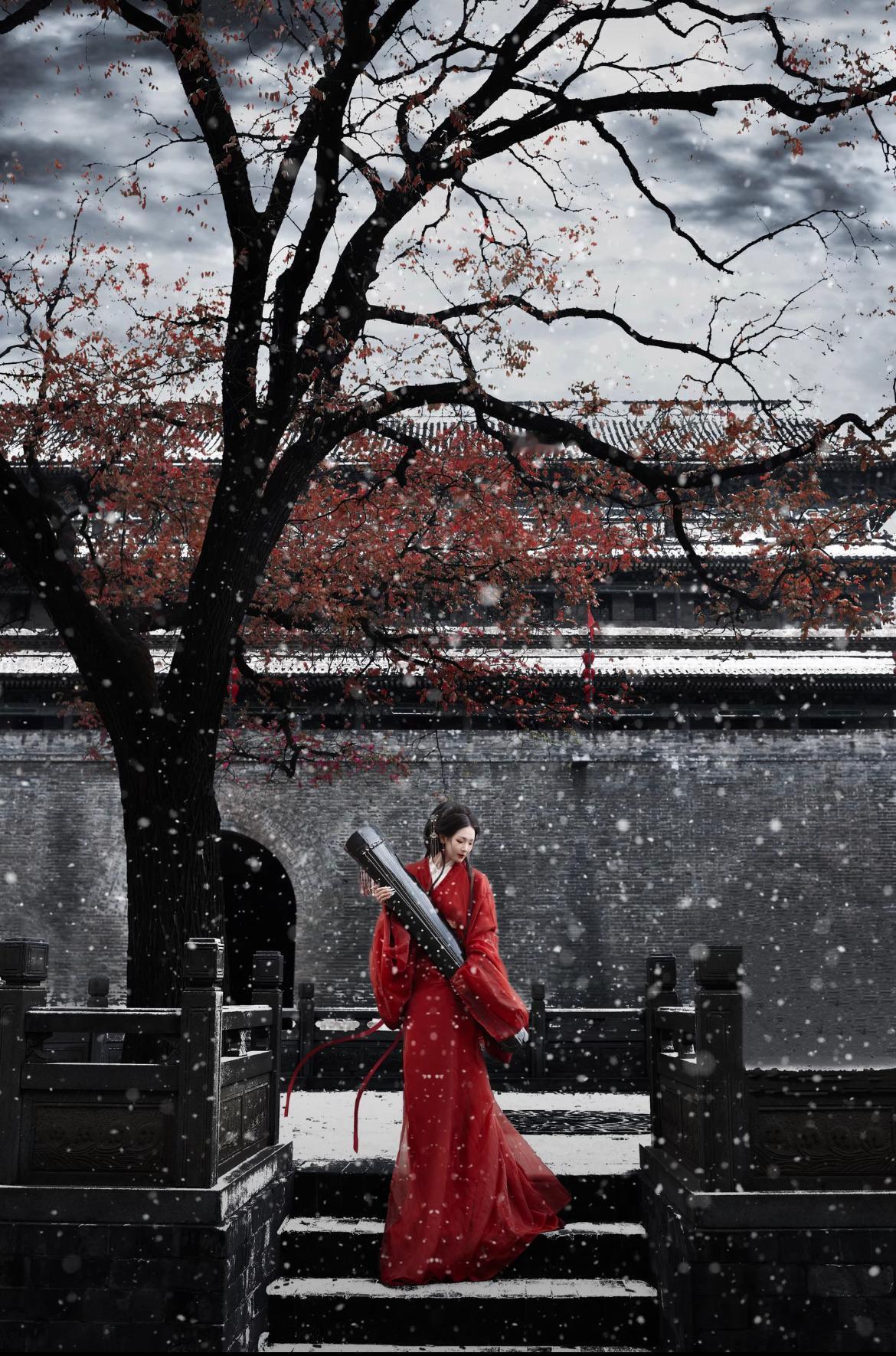 战国袍真是一种极致的东方美学啊，女子身着红色的战国袍，感觉像是古画中的美人走了出