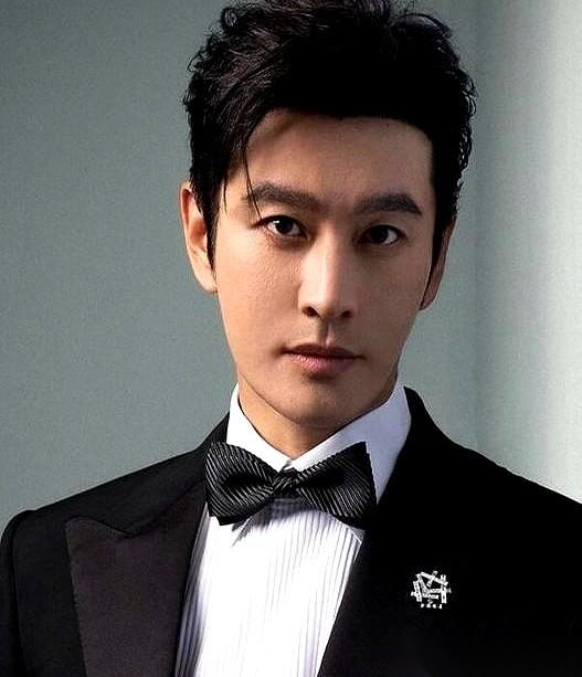 说真的，这么多年，网上吐槽黄晓明的人，多到能从北京排到巴黎。
但你见过有谁敢正儿