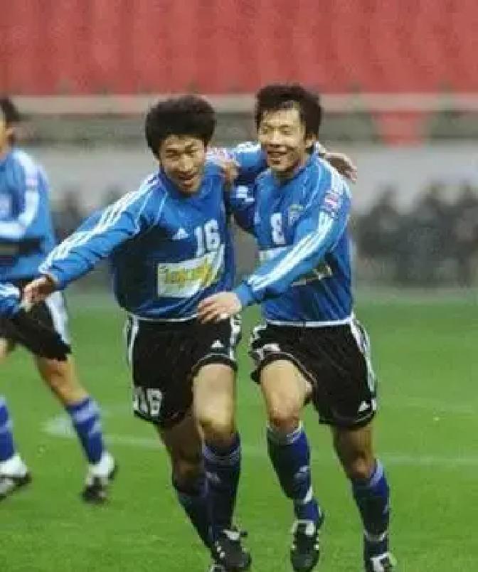 73球射手王鹏，如今带15岁小孩冲国少
 
他踢球时一年进7球，退役后把进球本事