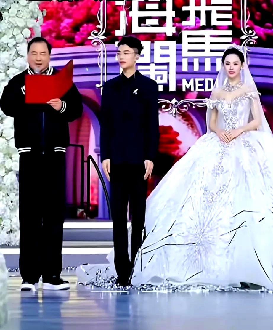 李晓华那张脸出现在郭有才婚礼现场时，我手机差点掉进火锅里。
京城地产圈的老炮儿，