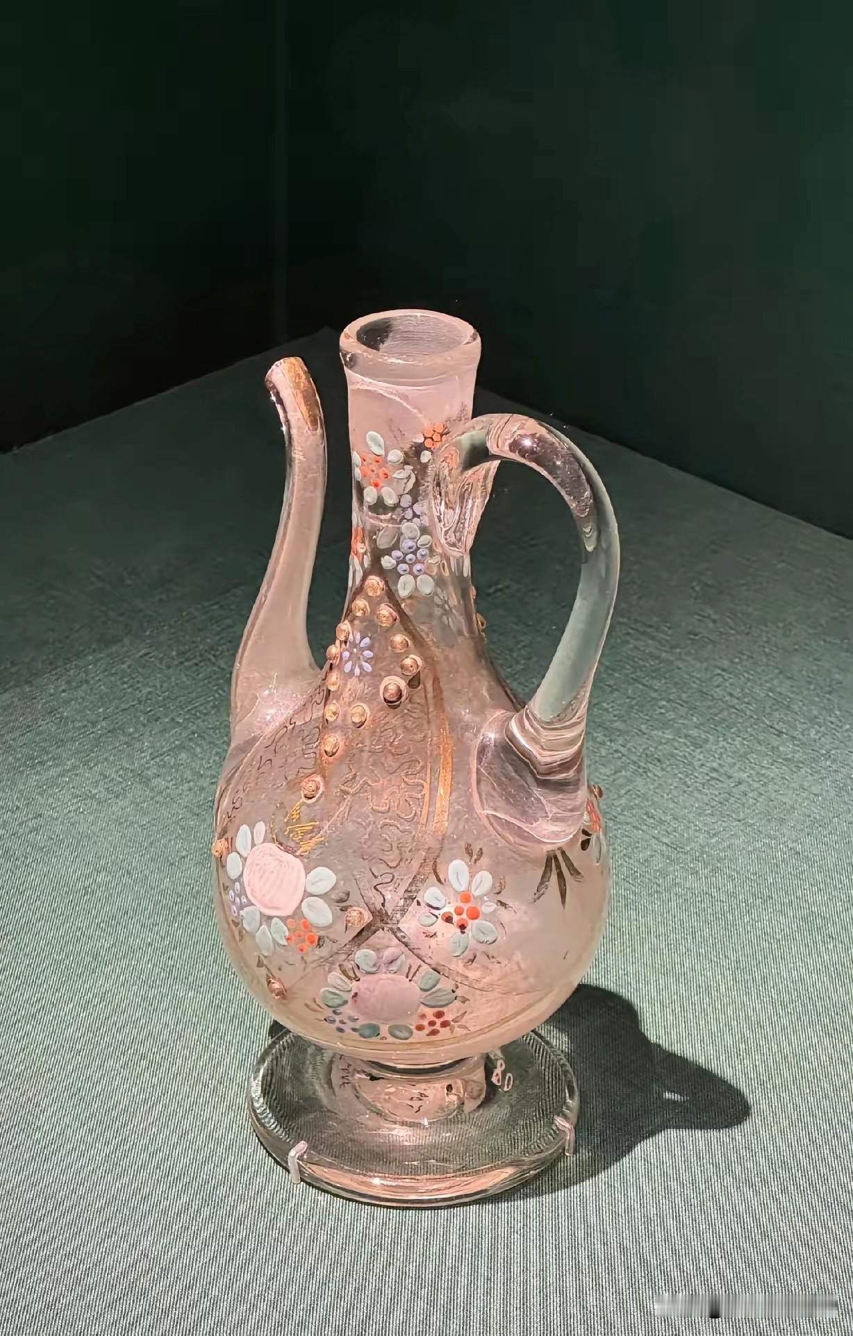 马未都爆的这个料，听得我头皮发麻。

20年前，南方某博物馆的人找他，要把展柜里