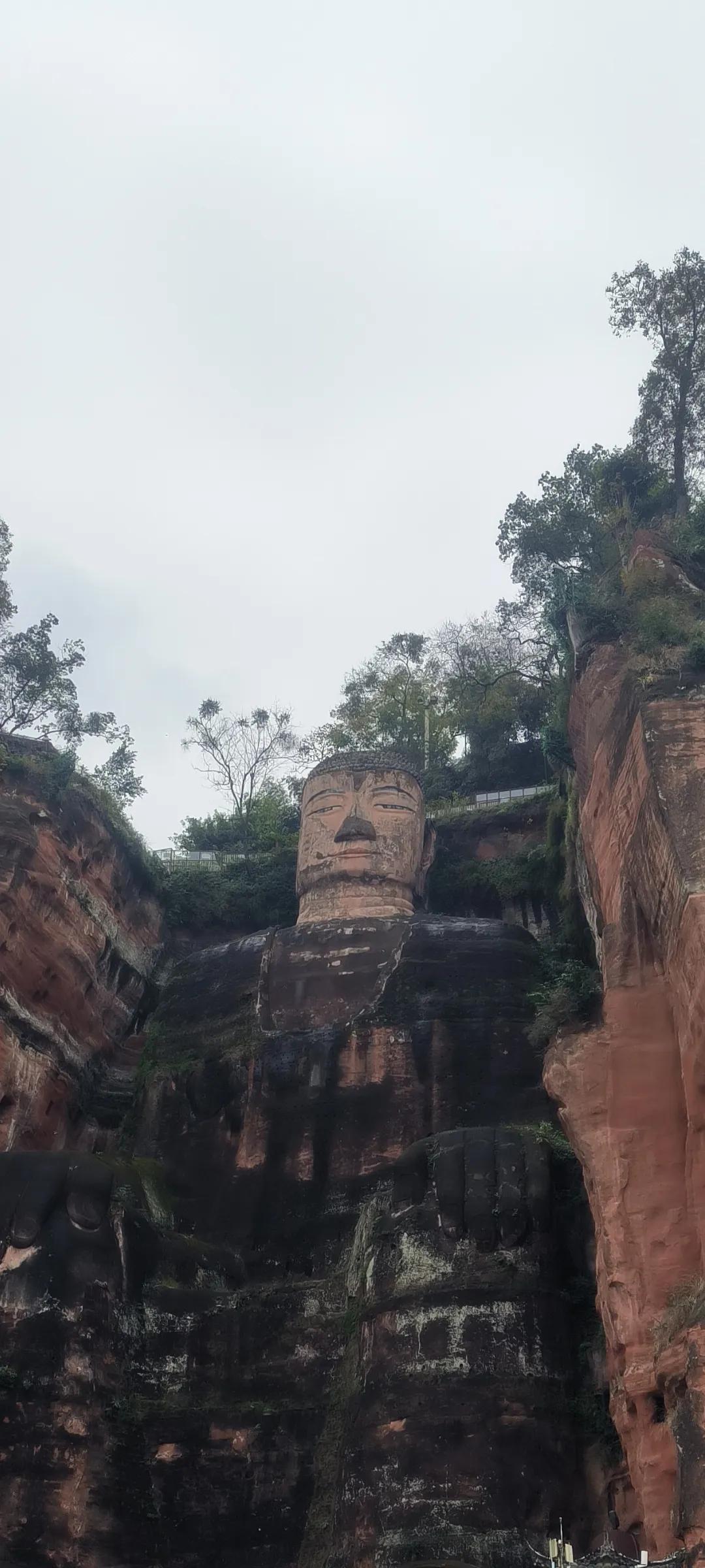 冬日旅游第二天，乐山市:
早饭后，从南充开车三个小时，到达乐山市。
乘游船游览乐