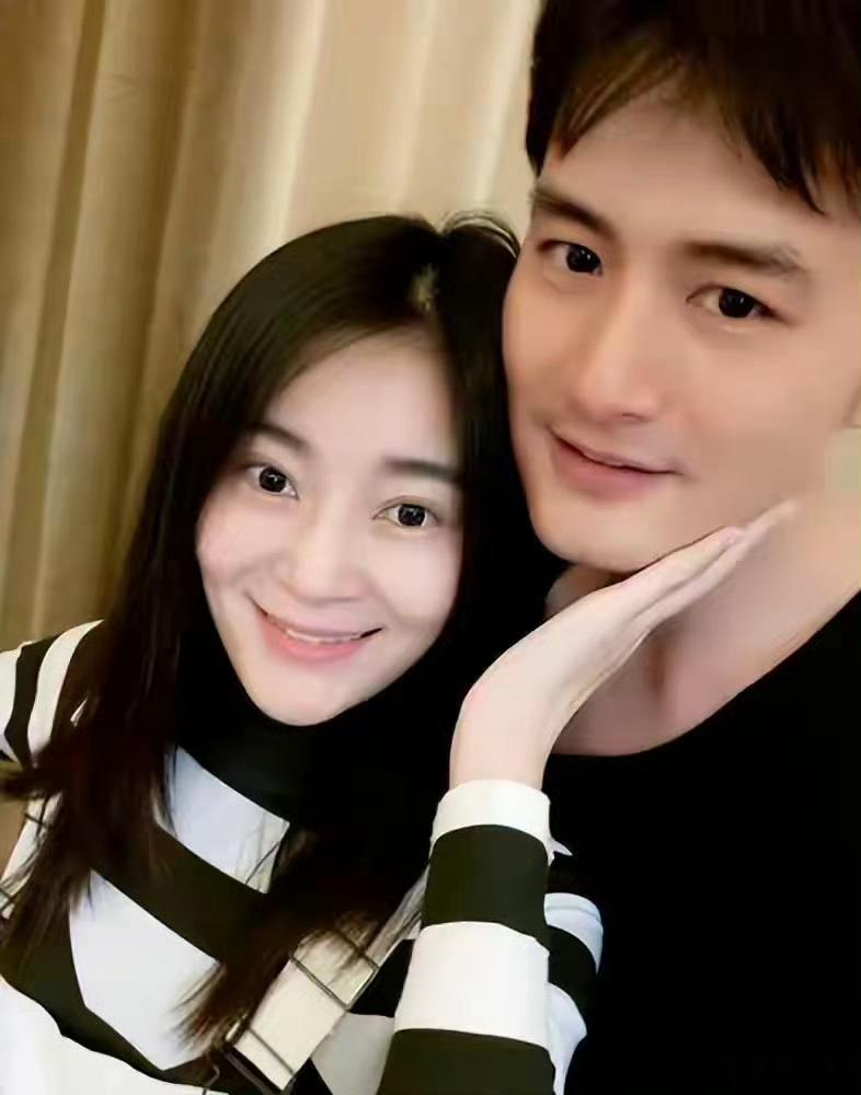 王媛可因丈夫长得太帅倒追5年，婚后生下双胞胎，取名一模一样 