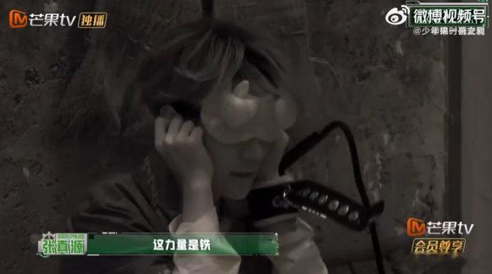 张真源唱团结就是力量密室大逃脱 谁懂这段有多好笑！张真源在密室被吓到魂飞魄散，单