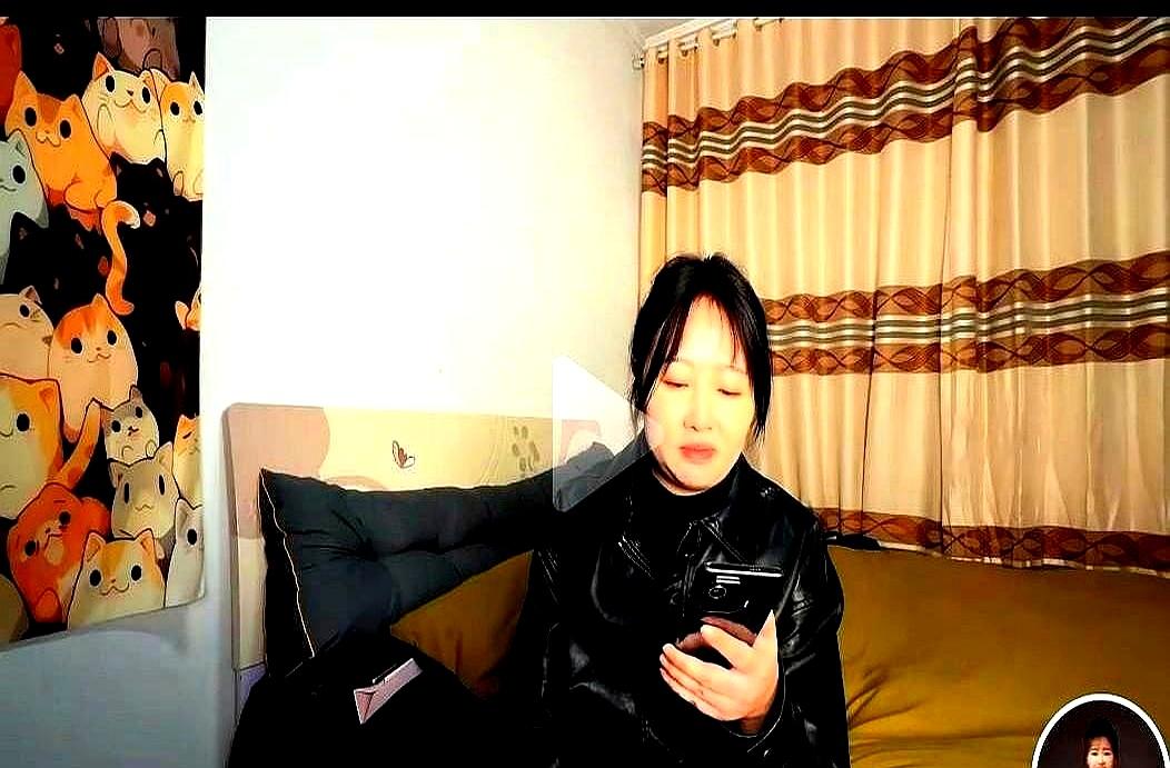 从网友第一次在3月末发现疯狂小静静和阿成的主页同时挂出“分道扬镳”预告
 

小