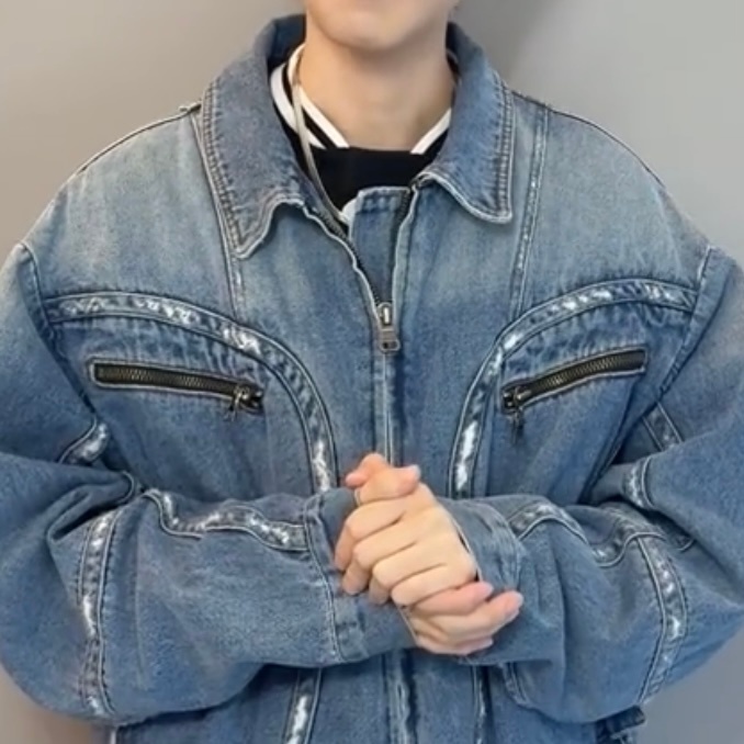 牛仔外套里穿（疑似）棒球服or假两件，还戴着银色项链🤯里面造型给我看看！ 