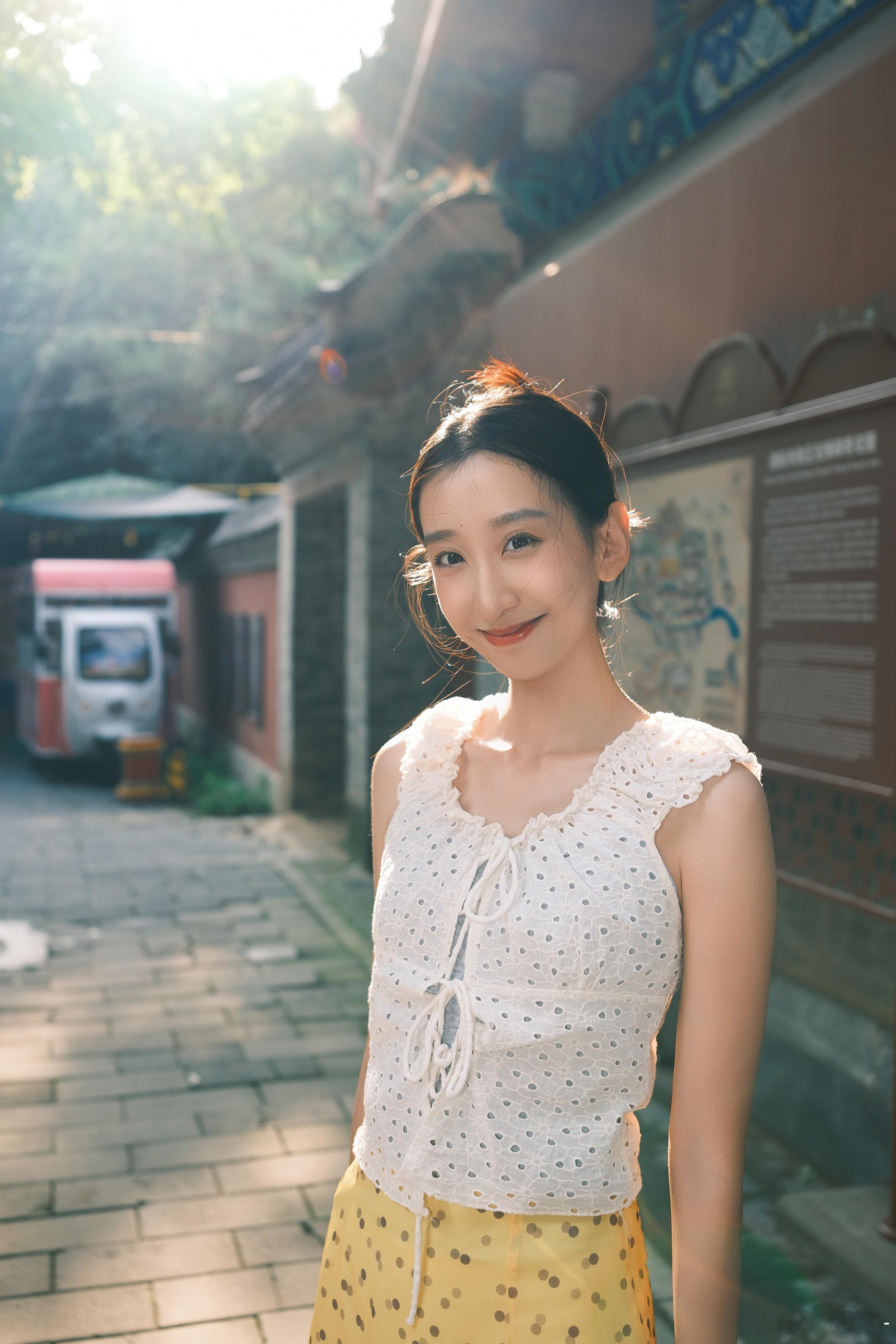 新片已出片周周提问：片中哪套衣服好看