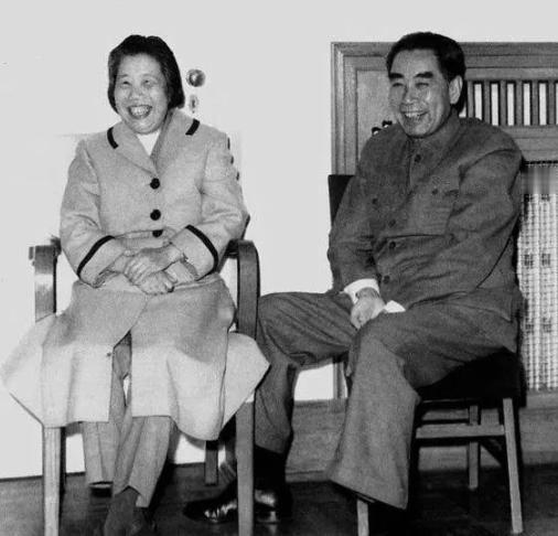1975年，周总理病，他拉着邓颖超的手说：“小超啊，我们没有后代，我走后，骨灰就