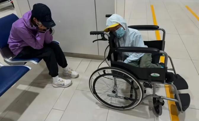 太离谱了！瞒报病情登机，一家四口染病后乘飞机入境，甚至还发在网上炫耀。

一家人