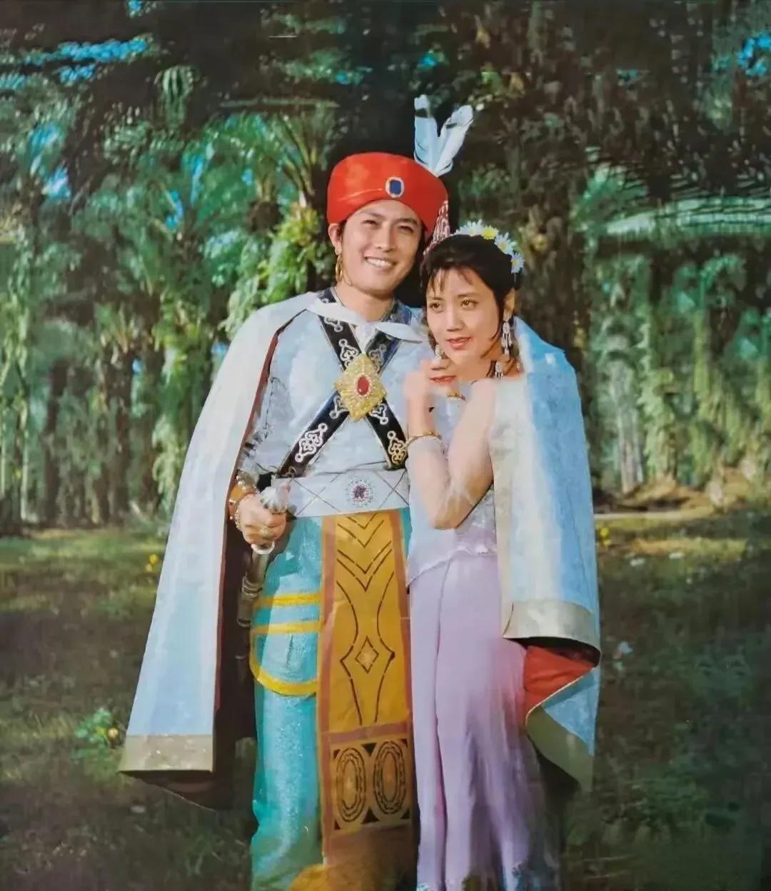 1982年的挂历，这照片上的奶油小生和美女是谁呀？当年的你是不是很崇拜他(她)呀
