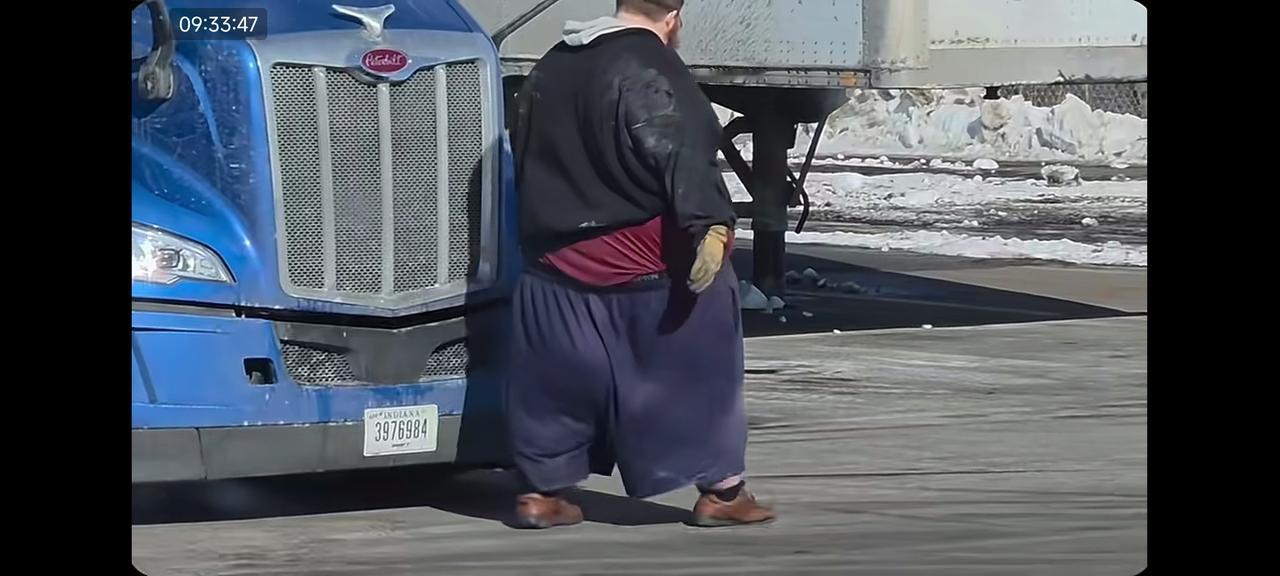 美国这样的大胖子很多

他们都有一个特点，跟日本相扑一样因为体型过于肥胖，上厕所