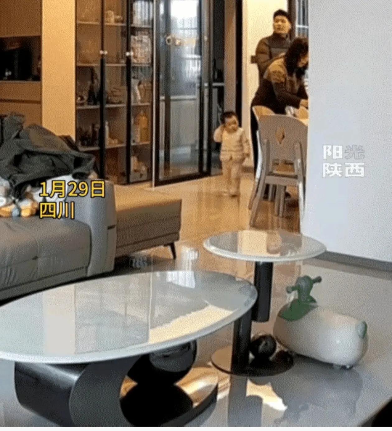 万万没有想到，四川，一家子准备吃饭时，大人就叫孩子98岁的祖祖过来吃饭了，不料一