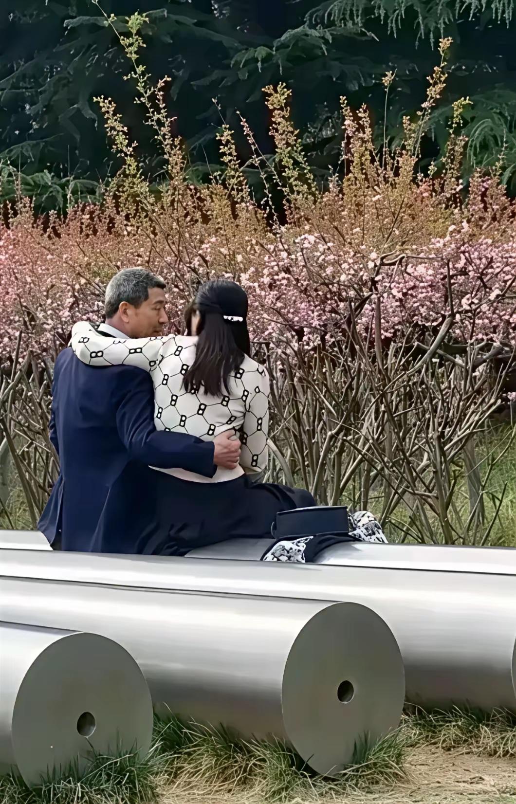 捣练子·前缘未了
鸳盟旧，意相投，
花下相依拥温柔。
一段痴情心自许，
前缘未了